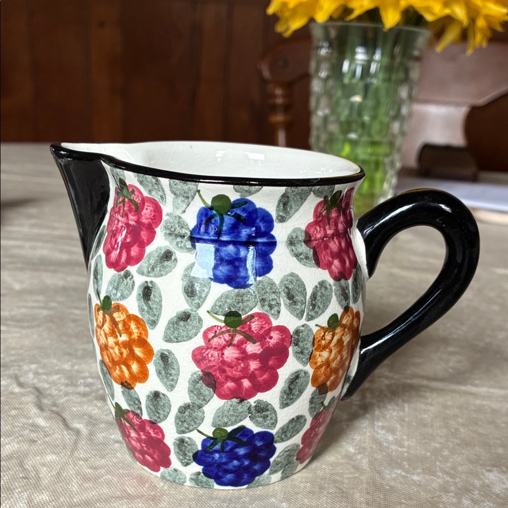 Gez Gesch berry pitcher